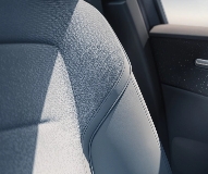 פנים המכונית וגב המושב