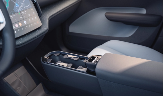 פנים המכונית ומוט ההילוכים